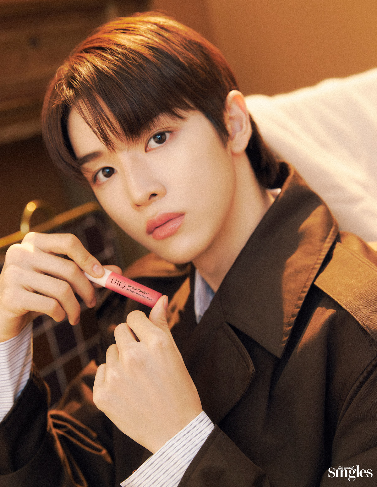 유이크 바이옴 베리어 멀팅 모이스처 립밤을 든 라이즈 성찬의 싱글즈 화보